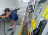 Trabajador carga diésel premium en camión en una gasolinera de Ecuador
