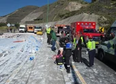 Colisión entre un bus y un camión, en Guayllabamba, provocó cierre de la Panamericana Norte.