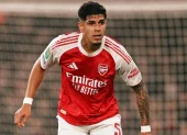 Piero Hincapié en la zaga del Arsenal de Inglaterra.