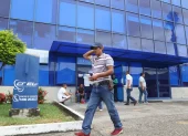 Una persona camina al pie de la empresa eléctrica en Guayaquil.