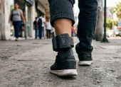 Las personas que porten grillete electrónico en Ecuador deberán pagar por su uso y monitoreo.