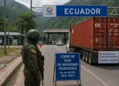 Una imagen creada con IA sobre la actividad comercial de Ecuador y Colombia y el cobro de la tasa de seguridad.