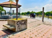 Vandalismo. Algunas zonas se encuentran grafiteadas, incluso con insultos