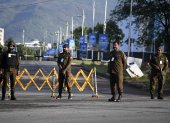 Fuerzas de seguridad paquistaníes en un puesto de control del dispositivo de seguridad en Islamabad, donde han cancelado las conversaciones de paz entre Estados Unidos e Irán previstas para este sábado.  EFE/SOHAIL SHAHZAD