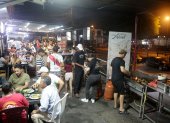 Comedor. Familias acuden a un corredor gastronómico ubicado en las calles 20 y Argentina, suroeste de Guayaquil.