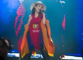 Poco antes del cierre del recital, la artista regresó al escenario con un poncho tricolor y un sombrero de paja toquilla, en un gesto que emocionó a sus fans