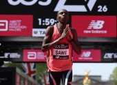 Sabastian Sawe, tiene36 años, nació en Kenia y ganó la Marathón de Londrescon tiempo de 1:59:30.