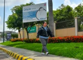 Propaganda. En La Aurora se observa propaganda del alcalde desgastada e ignorada por los residentes.