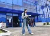 Una persona camina al pie de la empresa eléctrica en Guayaquil