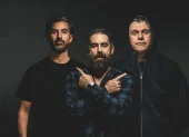 Ricardo Treviño, Arturo Arredondo y Kross Vázquez forman Desierto Drive, banda mexicana de Monterrey que lanzó a fines de 2025 su segundo disco de estudio, 'Antes de que salga el sol'.