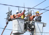 Técnicos hacen trabajo de mantenimiento en el sistema eléctrico.