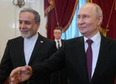 El presidente ruso Vladímir Putin (dcha.) y el ministro de Exteriores iraní, Abbas Araghchi, en San Petersburgo, Rusia, el 27 de abril de 2026.