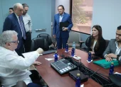 El presidente y gerente general de GRANASA, Galo Martínez Leisker (i), y la secretaria de Inmobiliar, Marissa Elena Pendola Solorzano (d), durante la Junta General de Accionistas.