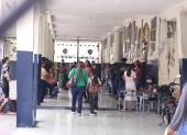 Los padres de familia realizan gestiones previo al inicio de clases, pese a los problemas.