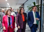 La vicepresidenta María José Pinto (c) viajó a España para conocer su sistema de salud.