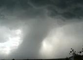 Fuertes tormentas continúan afectando el Medio Oeste de EE.UU., con riesgo de tornados violentos de categoría EF-3 o superior, granizo del tamaño de una pelota de béisbol y vientos destructivos.