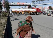 Una mujer aimara camina frente a un camión durante una jornada de protestas este lunes, en El Alto (Bolivia).