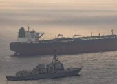 USS Rafael Peralta (DDG 115) hace cumplir el bloqueo estadounidense a los puertos iraníes contra un barco con bandera iraní que intenta navegar, el 24 de abril de 2026.
