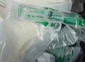 Entre los medicamentos decomisados por personal de Arcsa había dispositivos médicos para uso hospitalario, tales como equipos de suero.