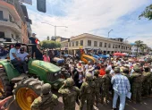 Después de marchar por las calles de Babahoyo los arroceros hicieron un plantón al pie de la Gobernación de Los Ríos.