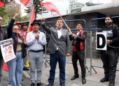 Dirigentes de Unidad Popular protestaron en los exteriores del CNE en Quito.