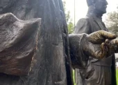 Desconocidos mutilaron las manos de las esculturas de bronce, del Parque Julio Andrade, en Quito.