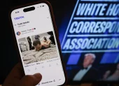 Un teléfono muestra una publicación de Truth Social del presidente de EE.UU., Donald Trump, con una imagen del presunto sospechoso de un tiroteo ocurrido durante la cena de corresponsales de la Casa Blanca.
