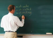 Profesores con décadas de experiencia continúan bajo contratos temporales en escuelas fiscales del país.