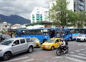 Carros en medio del tráfico. Imagen Referencial.