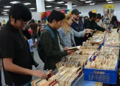 La jornada incluyó una muestra sobre Don Quijote, intervenciones musicales y la entrega simbólica de libros a los asistentes.
