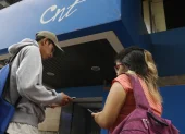 Dos jóvenes comprueban la red de CNT.