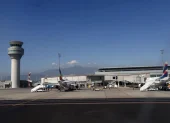 Quienes tengan su boleto o pase de abordar podrán acceder al aeropuerto de Quito en toque de queda.