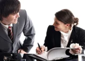 Para muchos jóvenes el primer empleo llega tarde, paga poco y exige experiencia antes de ofrecer una oportunidad para adquirirla.