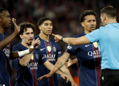 Willian Pacho (i.) y sus compañeros reclaman al árbitro por el penal pitado.