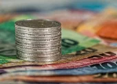 Fotografía referencial de billetes y monedas.