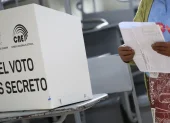 Ciudadana revisa su papeleta antes de ejercer el voto en un recinto electoral en Ecuador.