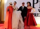 Los actores Meryl Streep (i), Emily Blunt (2-i), Stanley Tucci (2-d) y Anne Hathaway posan durante el estreno de la icónica película ‘El diablo viste de Prada 2’ este lunes, en el Lincoln Center de Nueva York (EE.UU.).
