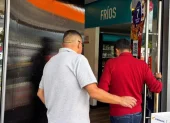 La puerta de vidrio de la gasolinera quedó destruida tras el asalto; ahora una lámina plástica cubre el acceso de la cafetería ubicada en la gasolinera.