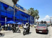 Personal de Policía y Fiscalía allanaron la agencia La Garzota de CNEL en Guayaquil, este martes 28 de abril.