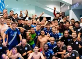Jugadores y cuerpo técnico de Emelec festejan tras un triunfo.