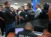 El presidente de la República, Daniel Noboa, y el ministro del Interior, John Reimberg, durante el allanamiento a la agencia de CNEL en La Garzota, en Guayaquil, este martes 28 de abril.