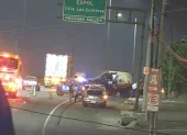 La madrugada de este miércoles cerca de las 03:00, un tráiler cargado con banano perdió estabilidad y terminó volcado de costado sobre la vía Perimetral.
