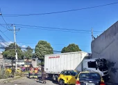 Camión pierde pista en el sur de Quito y deja una persona fallecida en la av. Pedro Vicente Maldonado.
