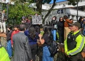 Estudiantes protestaron en la Universidad de Cuenca durante la visita de la vicepresidenta María José Pinto, en medio de un fuerte despliegue policial y militar que generó momentos de tensión.
