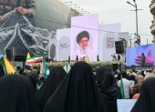 Una imagen del asesinado líder supremo de Irán es mostrada en un acto de apoyo a su sucesor Mojtaba Jameneí en Teherán.