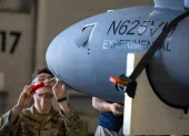 Un soldado del Ejército de los EE.UU. ensamblando un vehículo aéreo no tripulado,