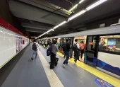 Trenes del Metro de Quito circulan durante operación comercial diaria en la red subterránea.