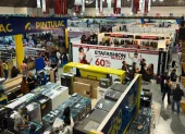 Compradores recorren la feria El Gran Remate en Guayaquil, atraídos por descuentos de hasta el 70%.