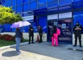 Usuarios de CNEL en los exteriores de la agencia La Garzota, el martes 28 de abril.