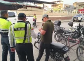 Agentes de tránsito aguardaban información sobre el estado de su compañero herido en los exteriores del hospital básico de Daule, la tarde del martes 28 de abril.